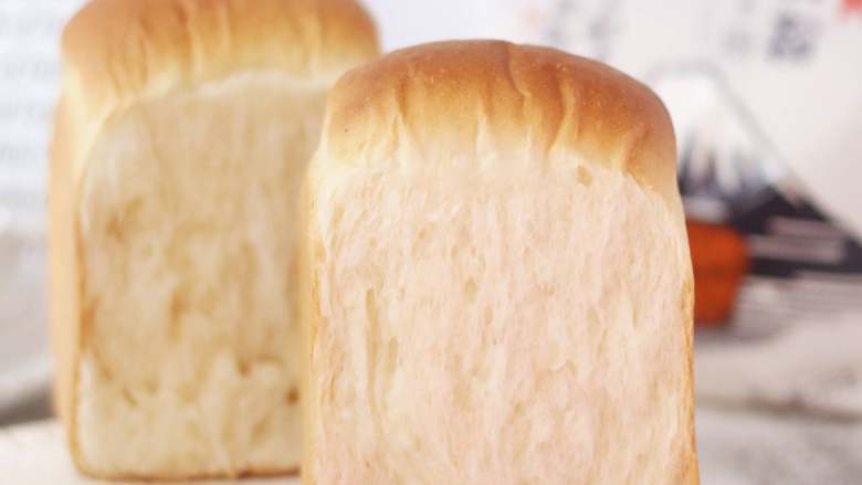 北海道牛奶土司,出炉震出热气，脱模放凉即可