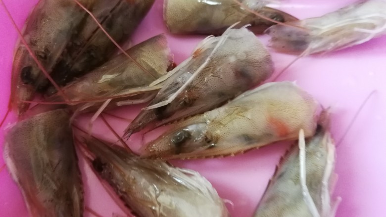 蛋黄炒 虾,虾去头开背,洗清虾线。不会用刀的朋友们可以直接用厨房简单。保留虾头
