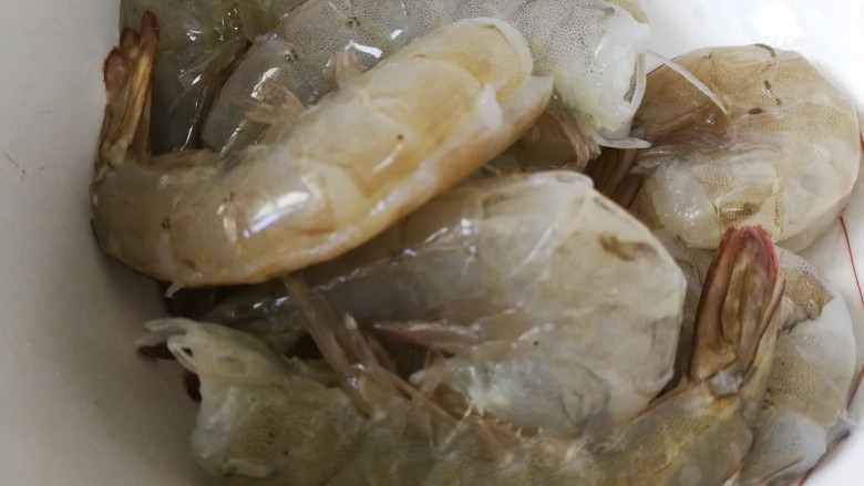 蛋黄炒 虾,开背后加点食言腌制10分钟,也可以加少许料酒。根据自己习惯去腥就行