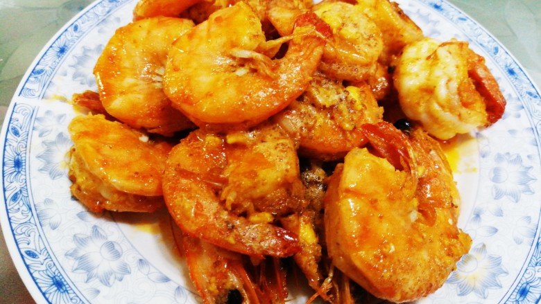 蛋黄炒 虾,用虾头炒出来再加入蛋黄,颜色特别正。盐根据个人口感加入,建议先尝一下蛋黄是不是咸再决定盐的量