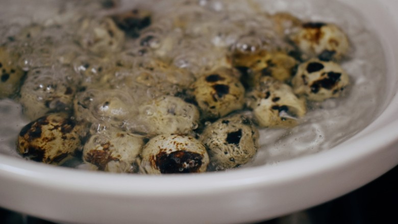 想不出菜名,也不能叫土豆胡萝卜茄子青椒金针菇鹌鹑蛋…emm煲吧?贼下饭哩!!!,【食材处理1】
煮<a style='color:red;display:inline-block;' href='/shicai/ 12'>鹌鹑蛋</a>,咕噜咕噜!!!