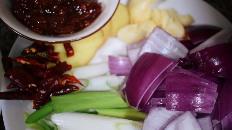 想不出菜名，也不能叫土豆胡萝卜茄子青椒金针菇鹌鹑蛋…emm煲吧？贼下饭哩！！！,【食材处理4】
姜切3大片，蒜去壳儿拍个稀烂，<a style='color:red;display:inline-block;' href='/shicai/ 138'>大葱</a>斜切段，<a style='color:red;display:inline-block;' href='/shicai/ 86474'>干辣椒</a>斜切段，<a style='color:red;display:inline-block;' href='/shicai/ 29'>洋葱</a>切块儿（不哭不哭），取<a style='color:red;display:inline-block;' href='/shicai/ 46964'>郫县豆瓣酱</a>备用