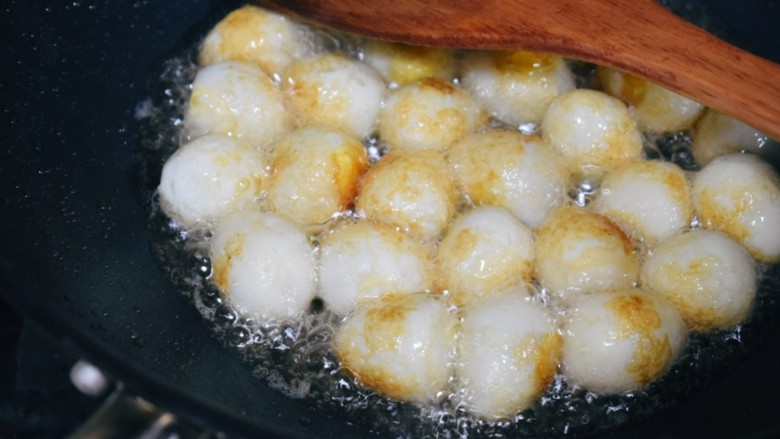 想不出菜名,也不能叫土豆胡萝卜茄子青椒金针菇鹌鹑蛋…emm煲吧?贼下饭哩!!!,【菜品制作2-1】
鹌鹑蛋下油锅煎炸至表皮金黄