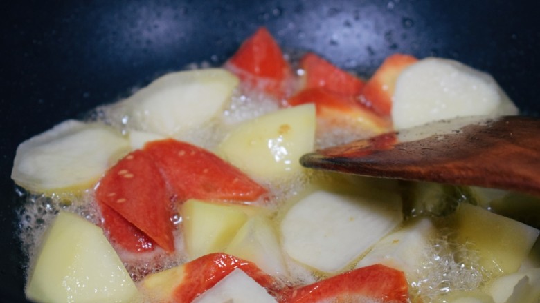 想不出菜名,也不能叫土豆胡萝卜茄子青椒金针菇鹌鹑蛋…emm煲吧?贼下饭哩!!!,【菜品制作3-1】
土豆,胡萝卜下油锅煎炸至略有锅巴