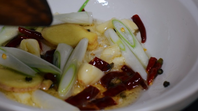 想不出菜名,也不能叫土豆胡萝卜茄子青椒金针菇鹌鹑蛋…emm煲吧?贼下饭哩!!!,【菜品制作6-1】
姜片,大葱,干辣椒,<a style='color:red;display:inline-block;' href='/shicai/ 138096'>青花椒</a>,蒜儿下油锅爆香