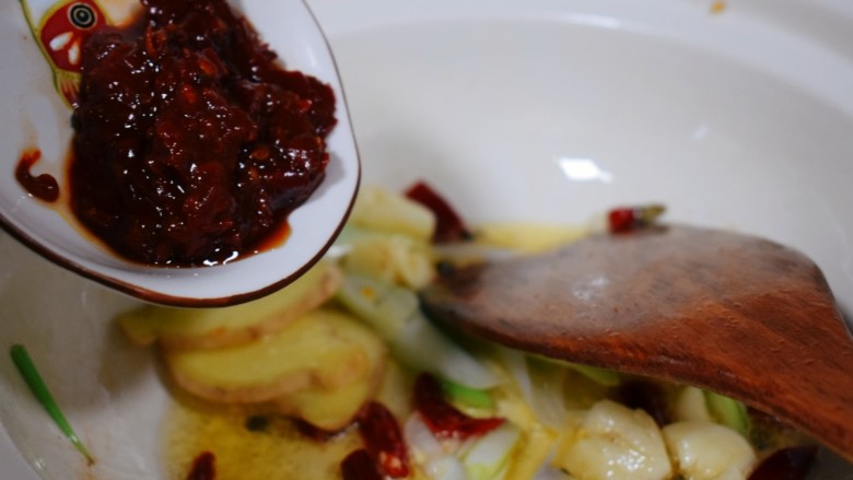 想不出菜名,也不能叫土豆胡萝卜茄子青椒金针菇鹌鹑蛋…emm煲吧?贼下饭哩!!!,【菜品制作6-2】
下郫县豆瓣酱,继续翻炒