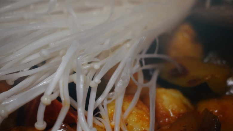 想不出菜名,也不能叫土豆胡萝卜茄子青椒金针菇鹌鹑蛋…emm煲吧?贼下饭哩!!!,【菜品制作7-2】
加入金针菇,翻匀继续煲煮3分钟左右