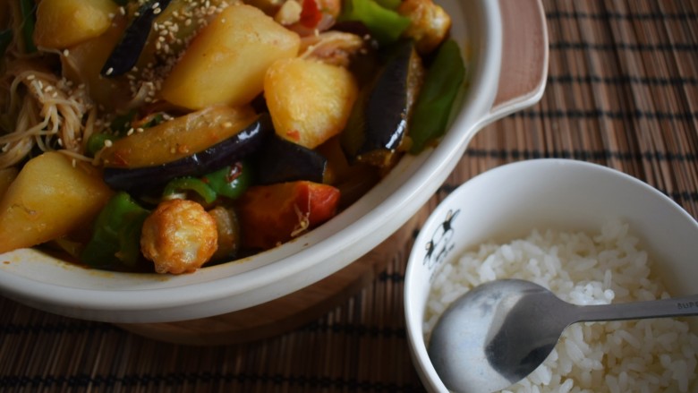 想不出菜名,也不能叫土豆胡萝卜茄子青椒金针菇鹌鹑蛋…emm煲吧?贼下饭哩!!!,【菜品展示8-1】
打一碗米饭,开动吧!