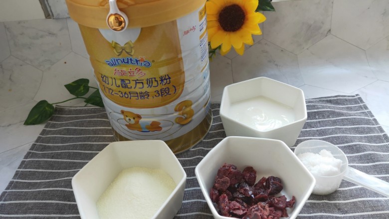 蔓越莓奶糕,准备好所有的食材。