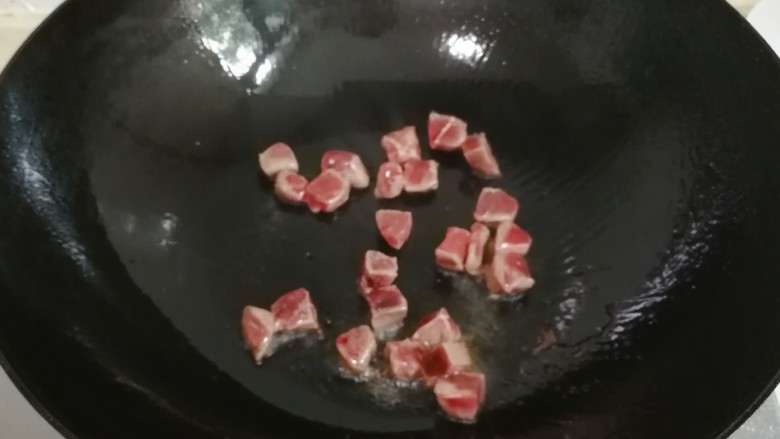 咖喱土豆牛肉,热锅热油放入牛肉丁翻炒变色盛出来