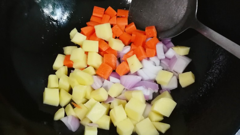 咖喱土豆牛肉,锅中余油放入洋葱,胡萝卜,土豆翻炒出香味