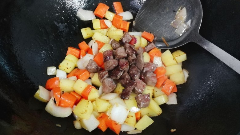 咖喱土豆牛肉,放入牛肉丁,放入半小勺盐,半小勺糖,一勺生抽,一勺咖喱粉翻炒均匀