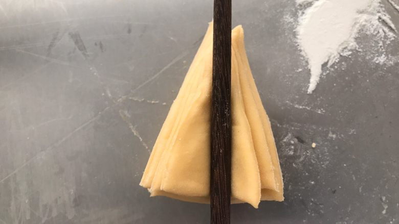 红枣花卷,拿一根筷子,放在中间向下压,注意不要压断