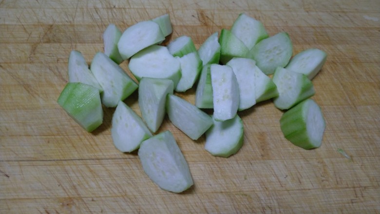 菜瓜炖青豆、丝瓜、豆腐皮、粉丝,<a style='color:red;display:inline-block;' href='/shicai/ 57'>丝瓜</a>去皮切滚刀块。
