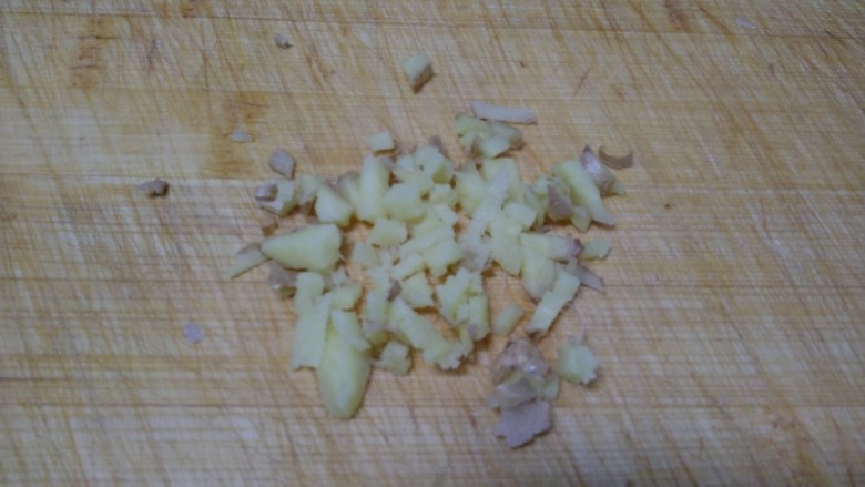 菜瓜炖青豆、丝瓜、豆腐皮、粉丝,<a style='color:red;display:inline-block;' href='/shicai/ 37'>姜</a>切碎。