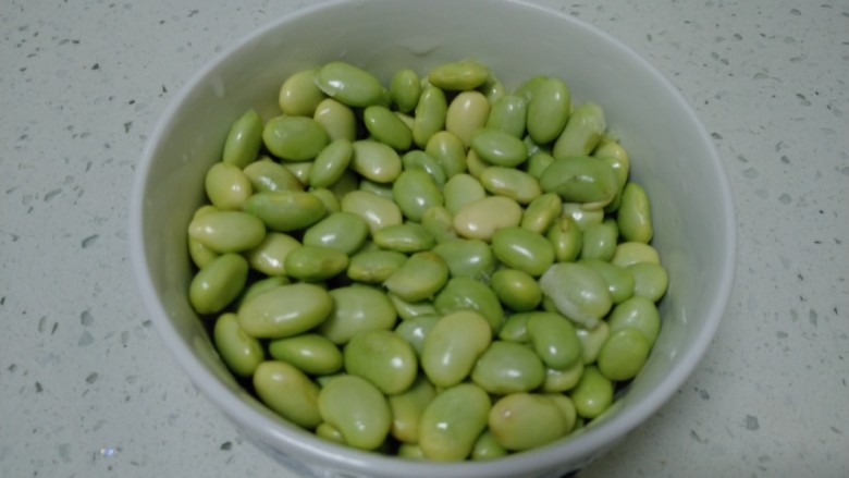 菜瓜炖青豆、丝瓜、豆腐皮、粉丝,毛豆去皮洗净。