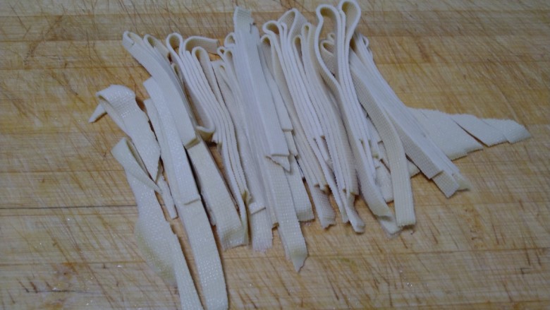 菜瓜炖青豆、丝瓜、豆腐皮、粉丝,<a style='color:red;display:inline-block;' href='/shicai/ 4199'>豆腐皮</a>切丝。