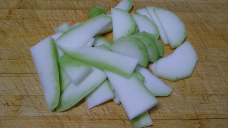 菜瓜炖青豆、丝瓜、豆腐皮、粉丝,<a style='color:red;display:inline-block;' href='/shicai/ 77'>菜瓜</a>去皮切片。