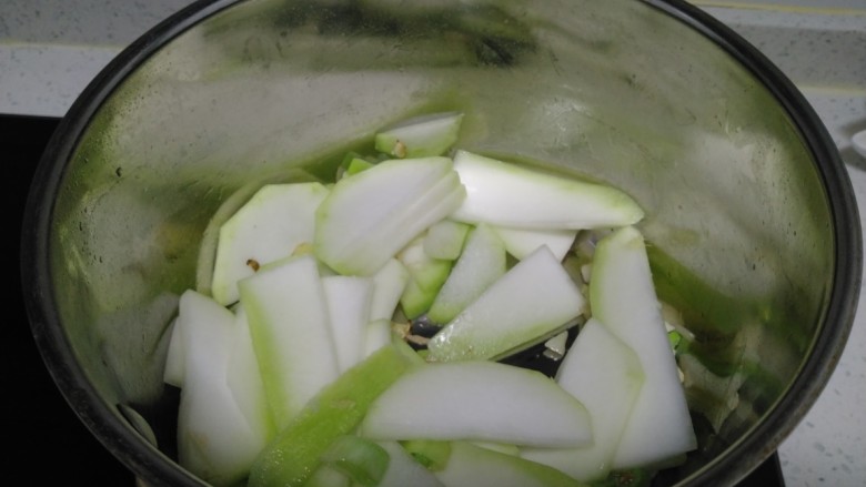菜瓜炖青豆、丝瓜、豆腐皮、粉丝,锅中放入适量油,炒香菜瓜。