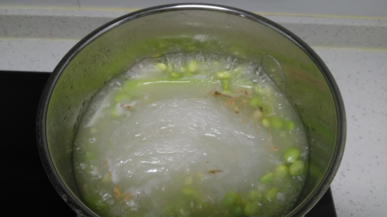 菜瓜炖青豆、丝瓜、豆腐皮、粉丝,大火煮开转中火蒸5分钟,放入粉丝。