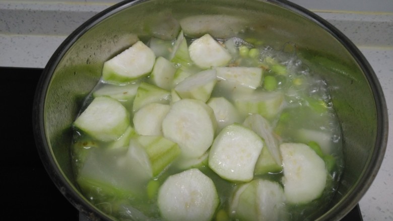 菜瓜炖青豆、丝瓜、豆腐皮、粉丝,放入丝瓜。