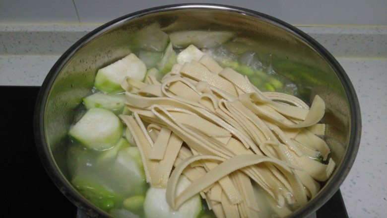 菜瓜炖青豆、丝瓜、豆腐皮、粉丝,放入豆腐皮。