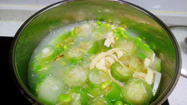 菜瓜炖青豆、丝瓜、豆腐皮、粉丝,煮3分钟,放入适量盐。