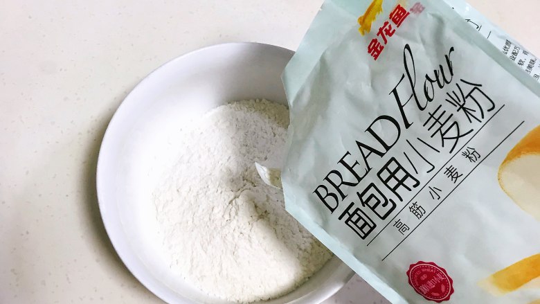 红枣司康,大碗内倒入金龙鱼高筋面粉和盐,混合拌匀。