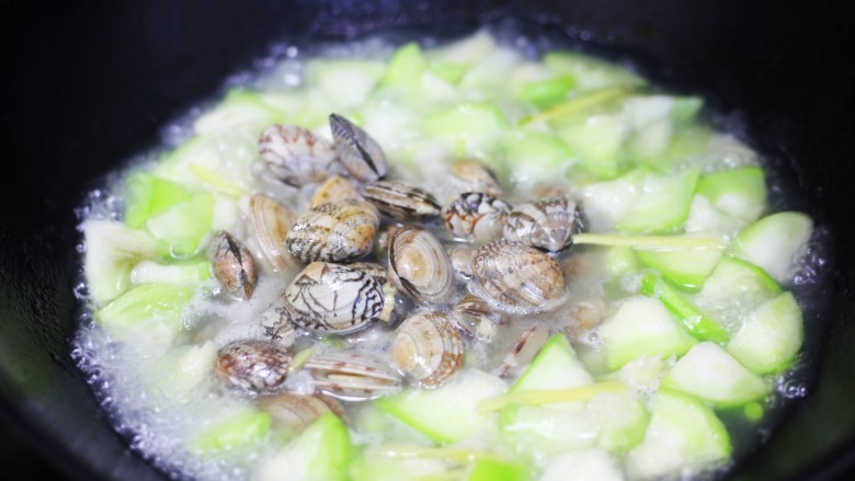 丝瓜花甲汤,煮开后加入花甲。