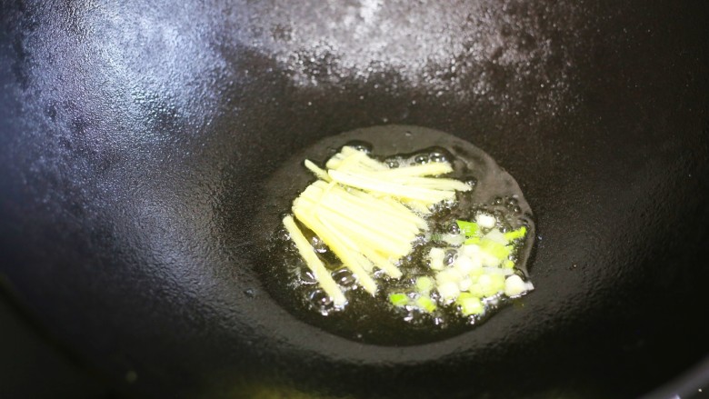 丝瓜花甲汤,锅中热油，加姜丝葱白炒香。