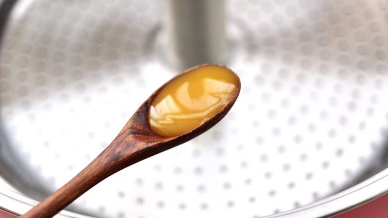 小龙虾青菜清汤荞麦面,万慕智能升降火锅里,锅里倒入适量的清水,放入鲜鸡汁。