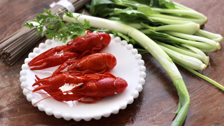 小龙虾青菜清汤荞麦面,首先备齐所有的食材,<a style='color:red;display:inline-block;' href='/shicai/ 285'>小龙虾</a>我用的是熟的。