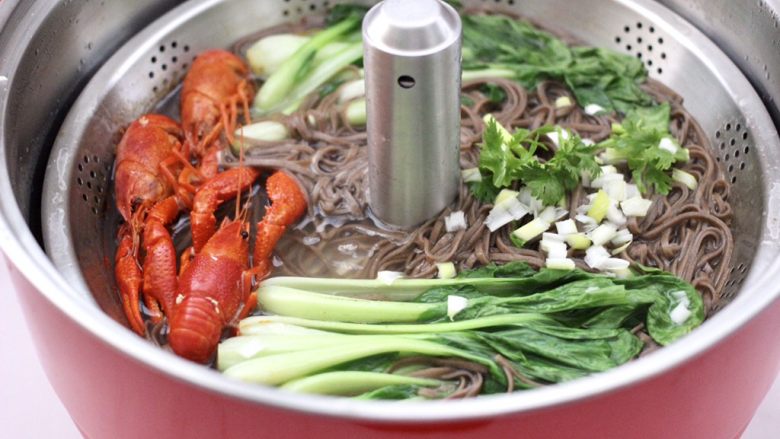 小龙虾青菜清汤荞麦面,撒上葱花和香菜段。