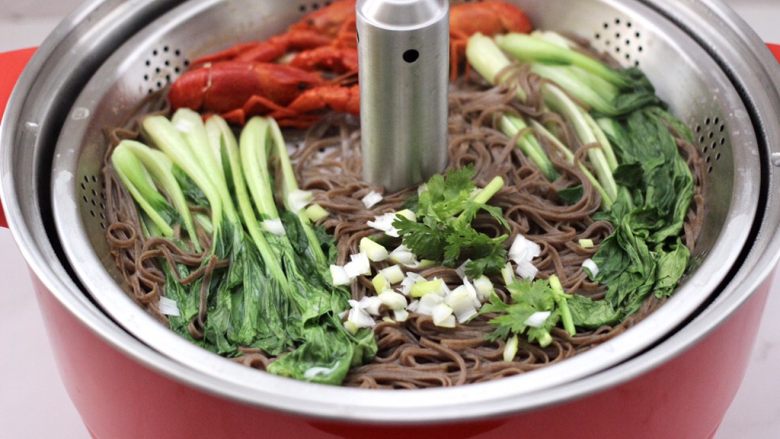 小龙虾青菜清汤荞麦面,大火煮沸后即可。