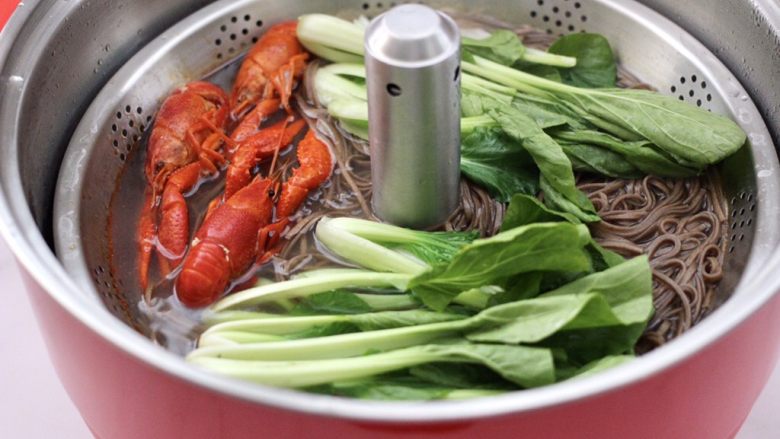 小龙虾青菜清汤荞麦面,这个时候加入洗净的青菜,大火继续煮至青菜断生变色的时候。