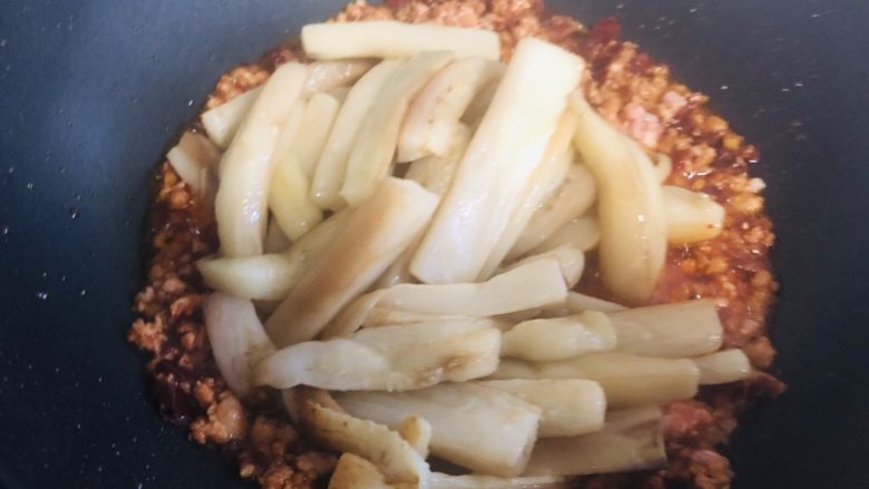 茄子这样做,比肉还好吃,不一样的肉沫茄子,把刚刚炸好的茄子倒入。