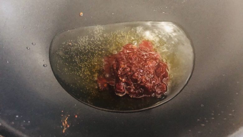 茄子这样做,比肉还好吃,不一样的肉沫茄子,锅内留适量底油,放入郫县豆瓣炒出红油。