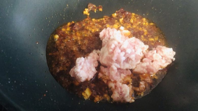 茄子这样做,比肉还好吃,不一样的肉沫茄子,下入肉沫炒至变色。