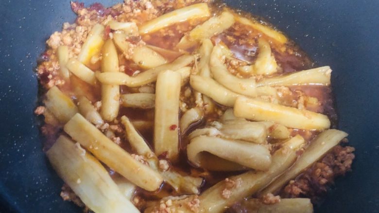 茄子这样做,比肉还好吃,不一样的肉沫茄子,翻炒均匀后加入调好的碗汁。