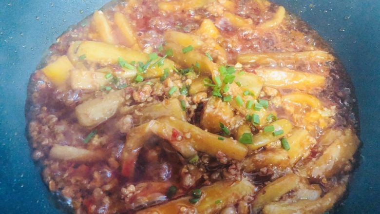 茄子这样做,比肉还好吃,不一样的肉沫茄子,待汤汁慢慢变得浓稠,关火撒<a style='color:red;display:inline-block;' href='/shicai/ 3250'>葱</a>花。