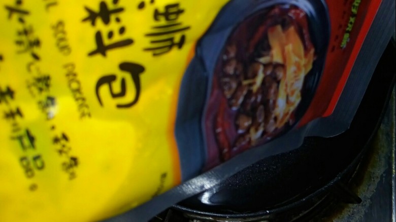 螺蛳粉,加入螺蛳汤料包。