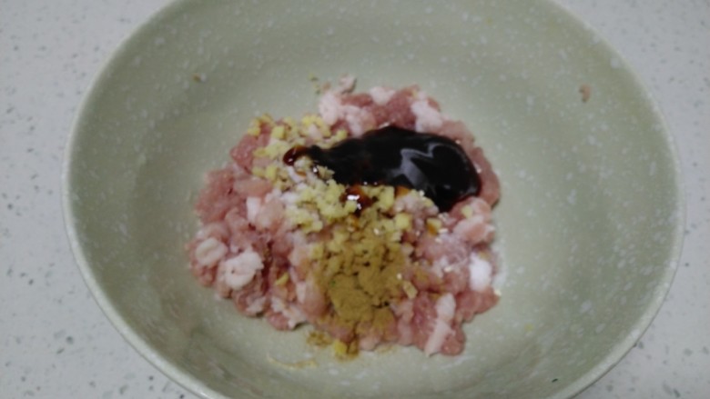 猪肉萝卜缨南瓜玉米面包子,盛入碗里,加入上述调料。