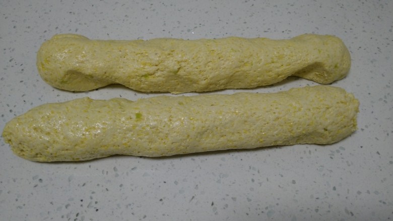 猪肉萝卜缨南瓜玉米面包子,将发酵好的面团充分排气,搓成长条。