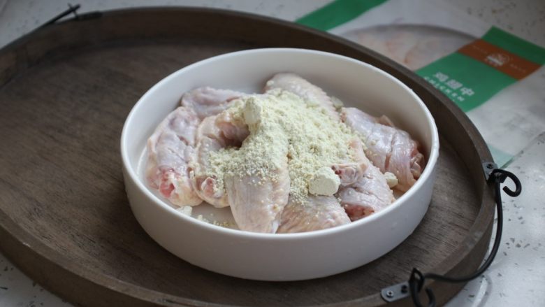 香蒜炸鸡翅(空气炸锅版),在鸡翅上撒上香蒜炸粉。