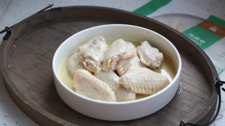 香蒜炸鸡翅(空气炸锅版),戴上一次性手套把香蒜炸粉和鸡翅抓匀,反复给鸡翅按摩,以便鸡翅能更好的入味,