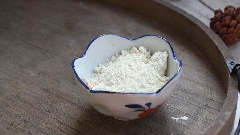 香蒜炸鸡翅(空气炸锅版),准备好香蒜炸粉(某宝有卖)。
