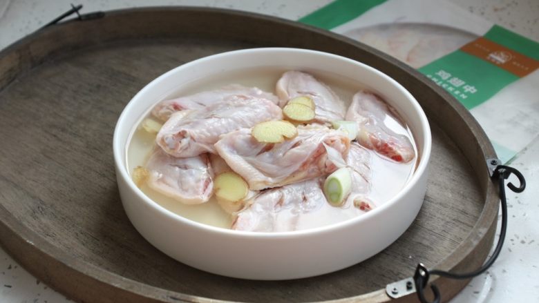香蒜炸鸡翅(空气炸锅版),用凉水将鸡翅泡一泡,泡的时间可随意,我一般泡20分钟左右,然后把鸡翅清洗干净且沥干水分。