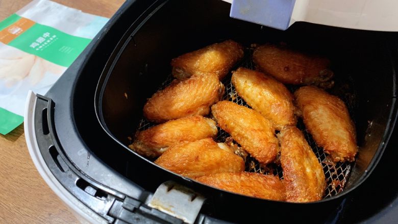 香蒜炸鸡翅(空气炸锅版),鸡翅炸了20分钟后鸡翅即可食用。