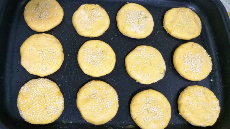 奶香南瓜芝麻饼,放入平底锅中,煎至两面金黄。