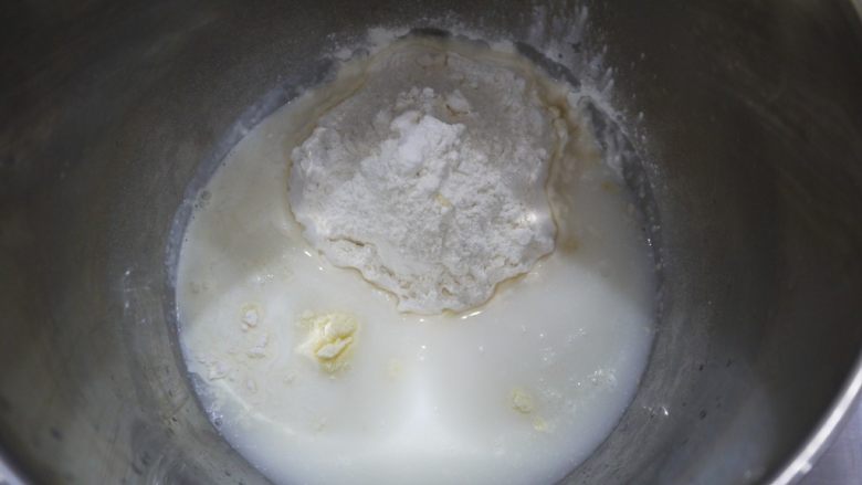 一次发酵的手撕吐司,将<a style='color:red;display:inline-block;' href='/shicai/ 887'>黄油</a>以外的所有材料放入搅拌桶中，<a style='color:red;display:inline-block;' href='/shicai/ 156925'>水</a>建议用冰<a style='color:red;display:inline-block;' href='/shicai/ 156925'>水</a>，因为广东地区温度还很高。
